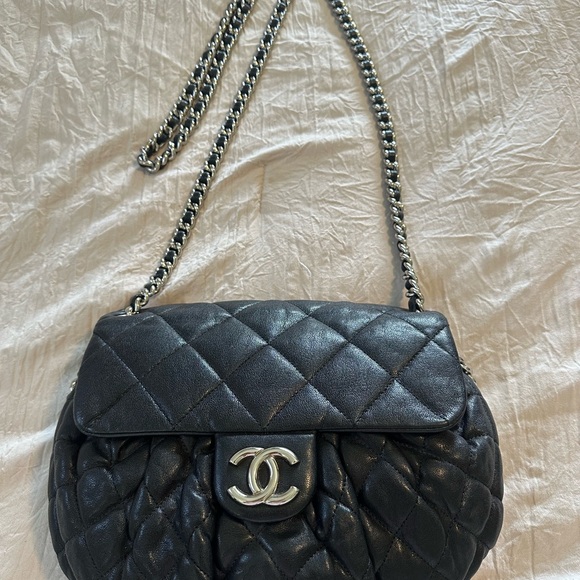 Chanel Black Quilted Shoulder Bag- Chain Around Medium - Picture 1 of 8